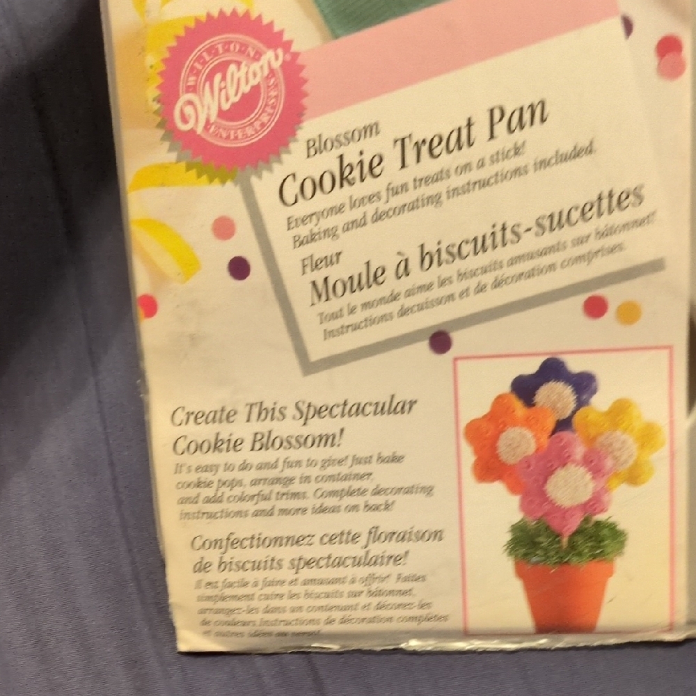 Wilton Silver Flower Cookie Pan - Picture 2 of 5